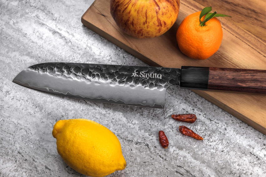 Couteau de cuisine Sayuto Séquoia San Mai Santoku lame martelée 18cm