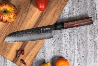 Couteau de cuisine Sayuto Séquoia San Mai Santoku lame martelée 18cm 2