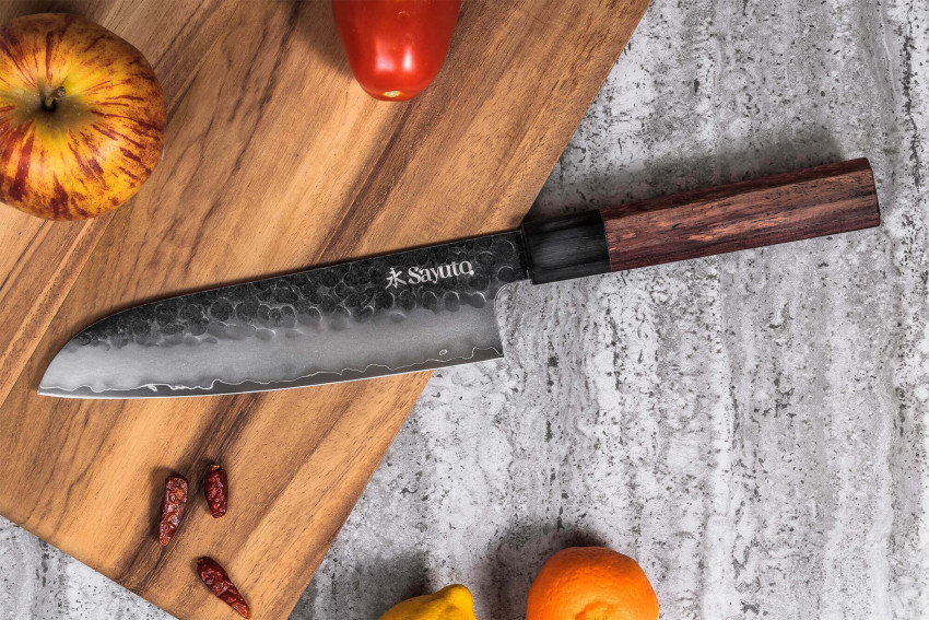 Couteau de cuisine Sayuto Séquoia San Mai Santoku lame martelée 18cm