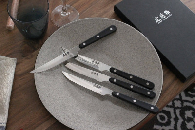 Set couverts de table Wusaki Japan - 4 couteaux à steak dentelés 2