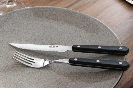 Set couverts de table Wusaki Japan - 2 couteaux à steak dentelés + 2 fourchettes