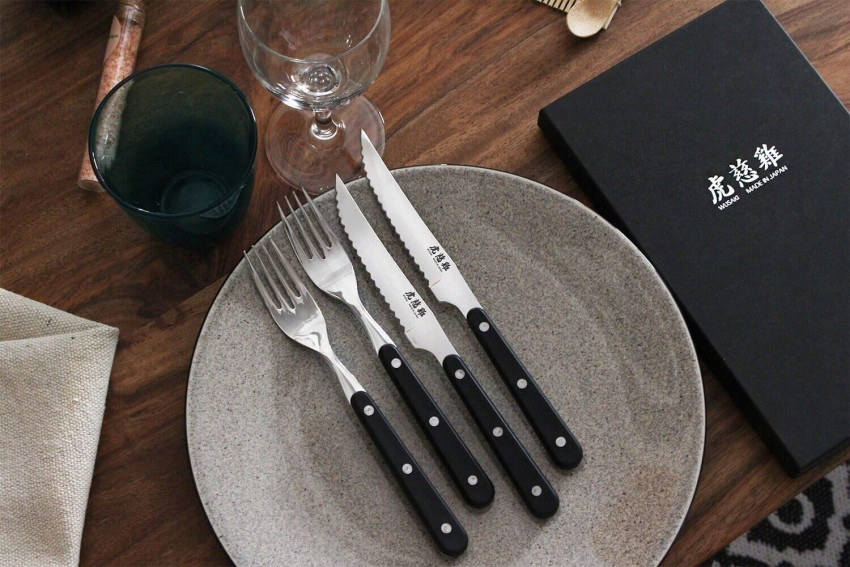 Set couverts de table Wusaki Japan - 2 couteaux à steak dentelés + 2 fourchettes